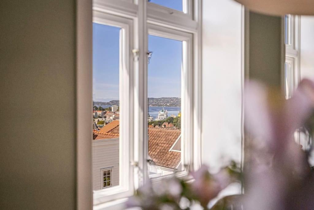 Leilighet I Bergens Vakreste Gate - Nydelig Utsikt Over Innseilingen Til Bergen! Exterior foto